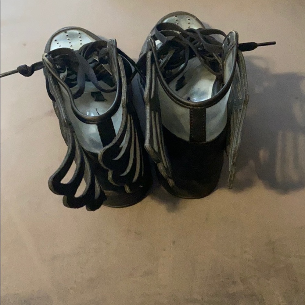 Gym shoes - Picture 2 of 3